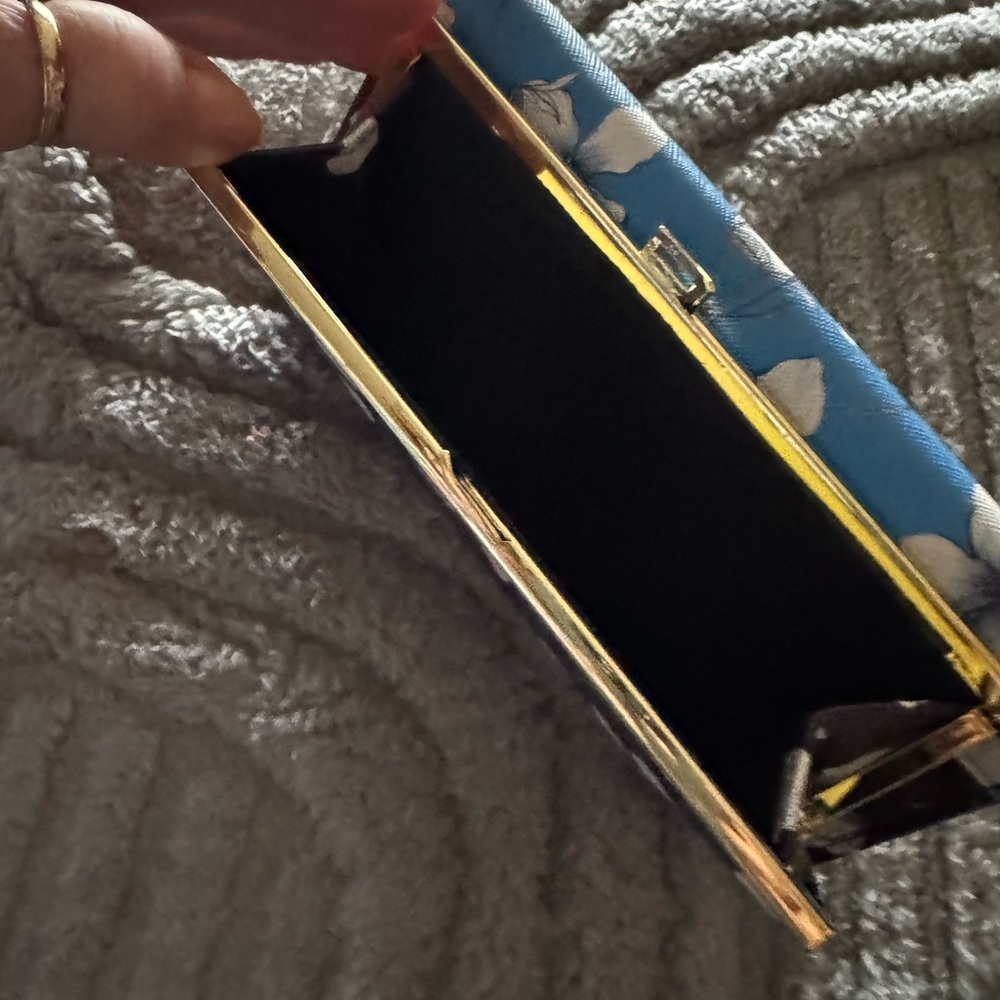 LIKE NEW BUXTON WALLET - Picture 6 of 8